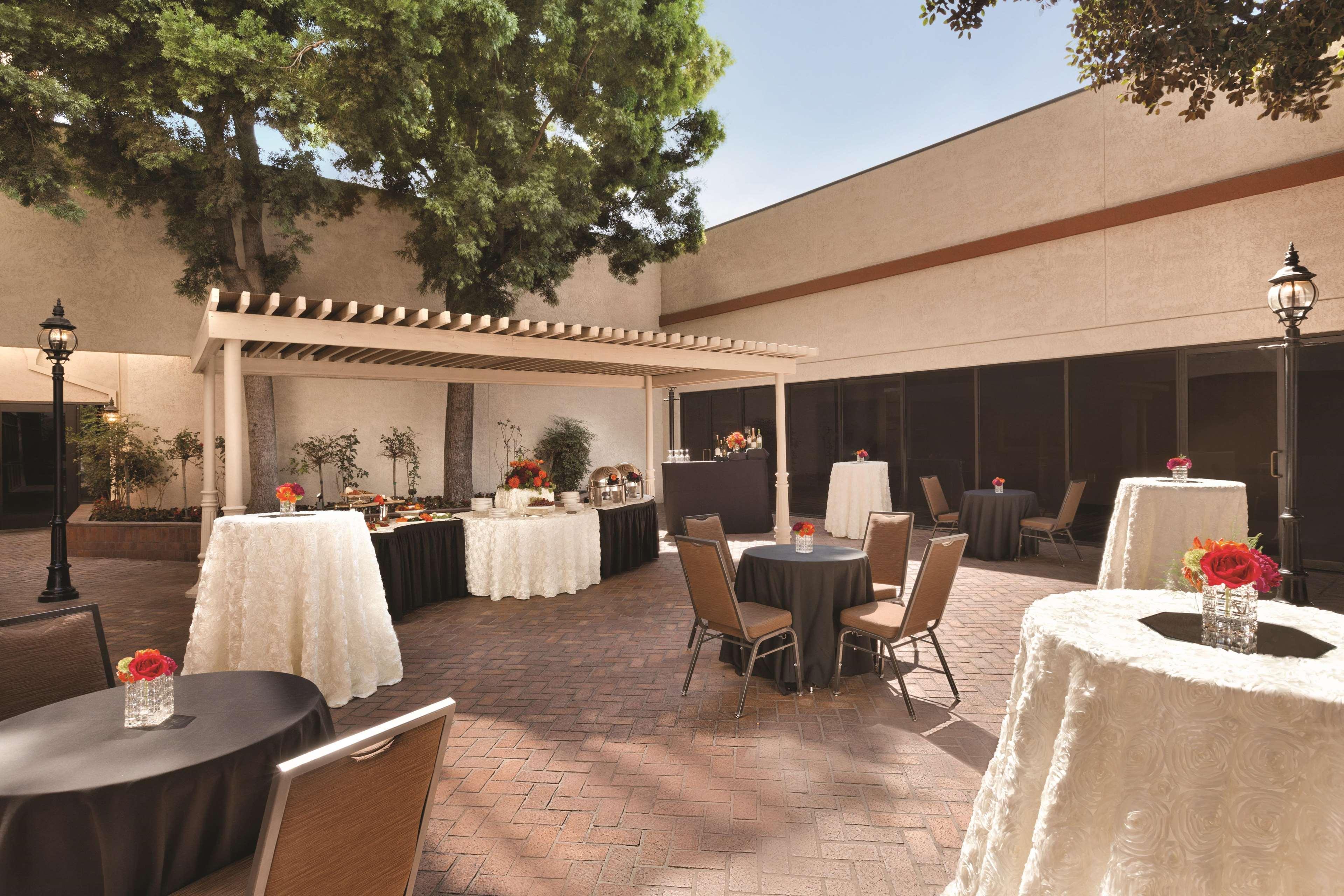 Hotel Doubletree By Hilton San Bernardino Extérieur photo
